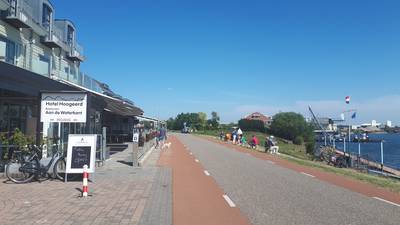 Drukte op dijken in Maas en Waal, geen bankje meer vrij