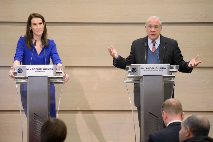 OESO-topman Angel Gurria gaf samen met premier Sophie Wilmès een persconferentie over het economisch rapport van ons land.