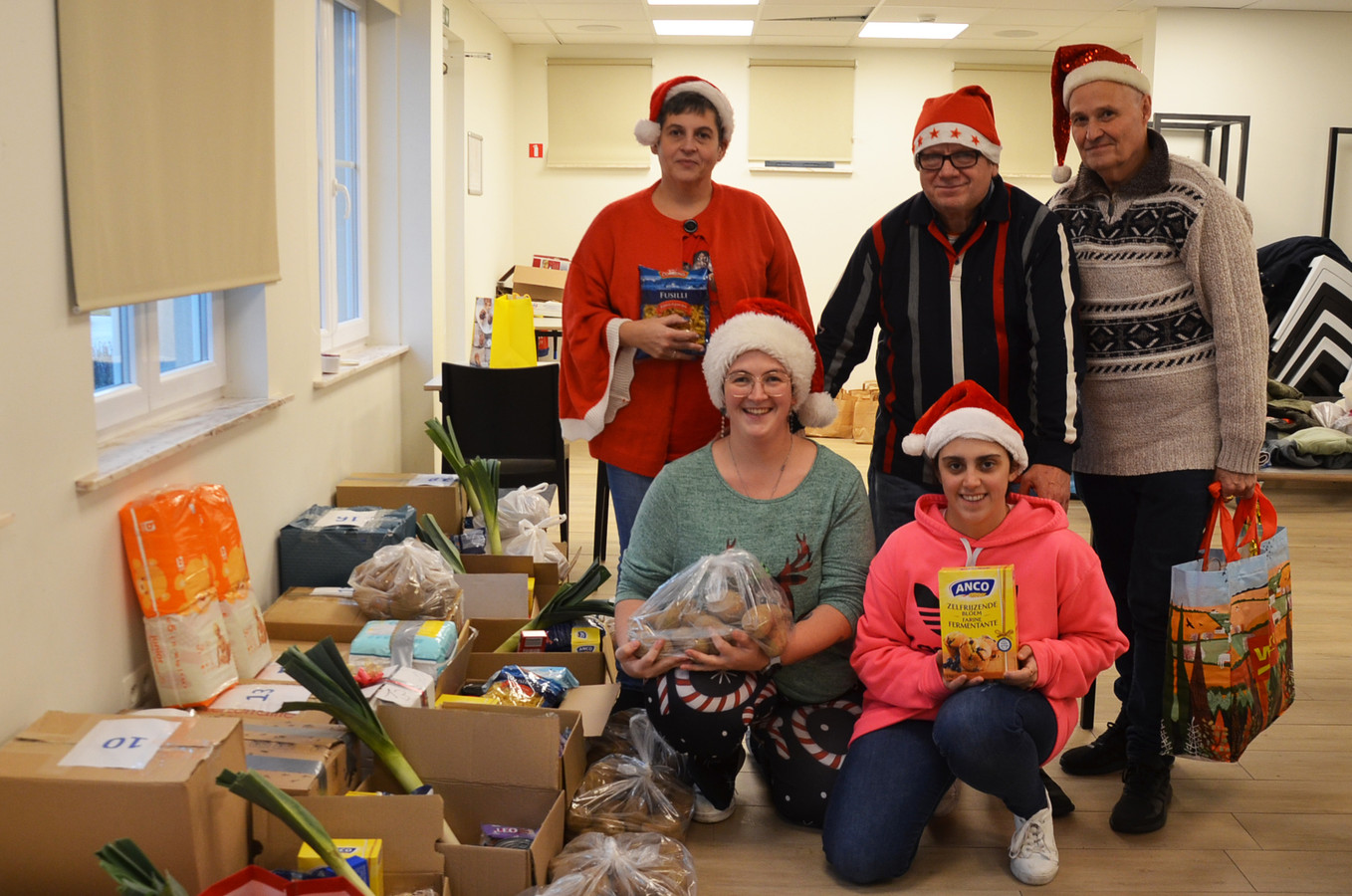 Vrijwilligers zamelen kerstpakketten in om minderbedeelden mooie kerst