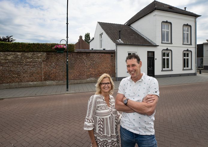 Willy en Andrea van Deursen voor hun Huize Karelstein in Mierlo.