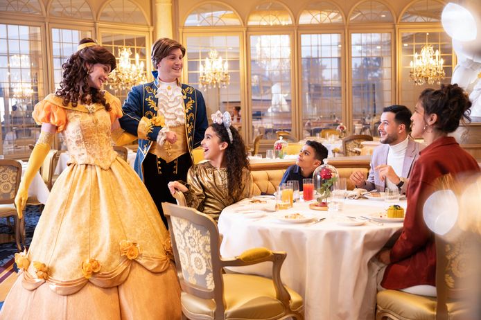 Bij 'La Table de Lumière' genieten gasten van hun vorstelijke maaltijd samen met koninklijke Disney koppels in nieuwe outfits, zoals Belle en haar prins (Belle en het Beest), Aurora en Philip (Doornroosje) of Tiana en Naveen (De Prinses en de Kikker).