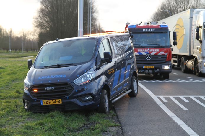 Een busje van de dierenambulance kwam vanmiddag vast te zitten in de berm, op de Kruithuisweg in Delft.