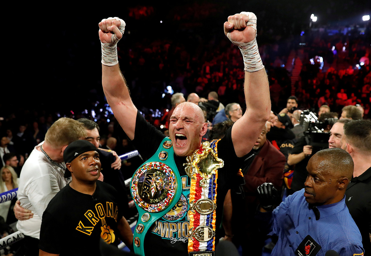 Tyson Fury viert feest na het winnen van zijn wedstrijd tegen Deontay Wilder op 22 februari 2020