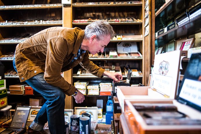 Harold Lensen in zijn zaak aan de Arnhemse Jansstraat.