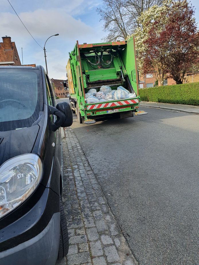Een wagen en een deel van de Sint-Jozefsstraat raakten besmeurd door frituurolie.