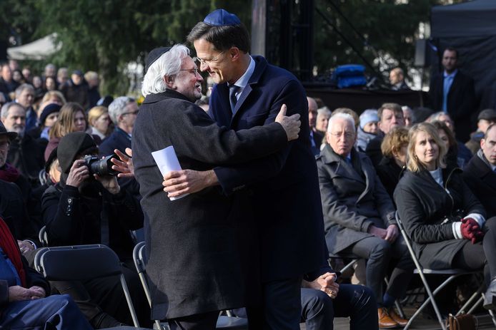 Premier Mark Rutte wordt omhelst na zijn toespraak tijdens de Nationale Holocaust Herdenking.