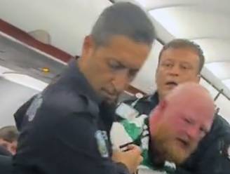KIJK. Stomdronken Celtic-hooligan slaat agenten en stewardess op vliegtuig 