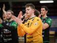 Doelman Arthur Vanhove (Hubo Handbal) en zijn ploegmaats vieren de knappe overwinning tegen Visé.
