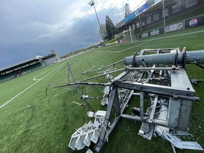 Lichtmast en radioantenne storten neer op voetbalveld: “Dit had veel erger kunnen zijn”