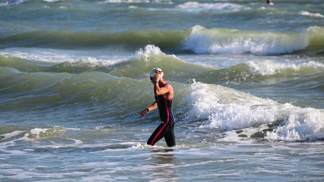 Chaos bij EK openwaterzwemmen in woeste zee: ‘De leiding is het kwijt’