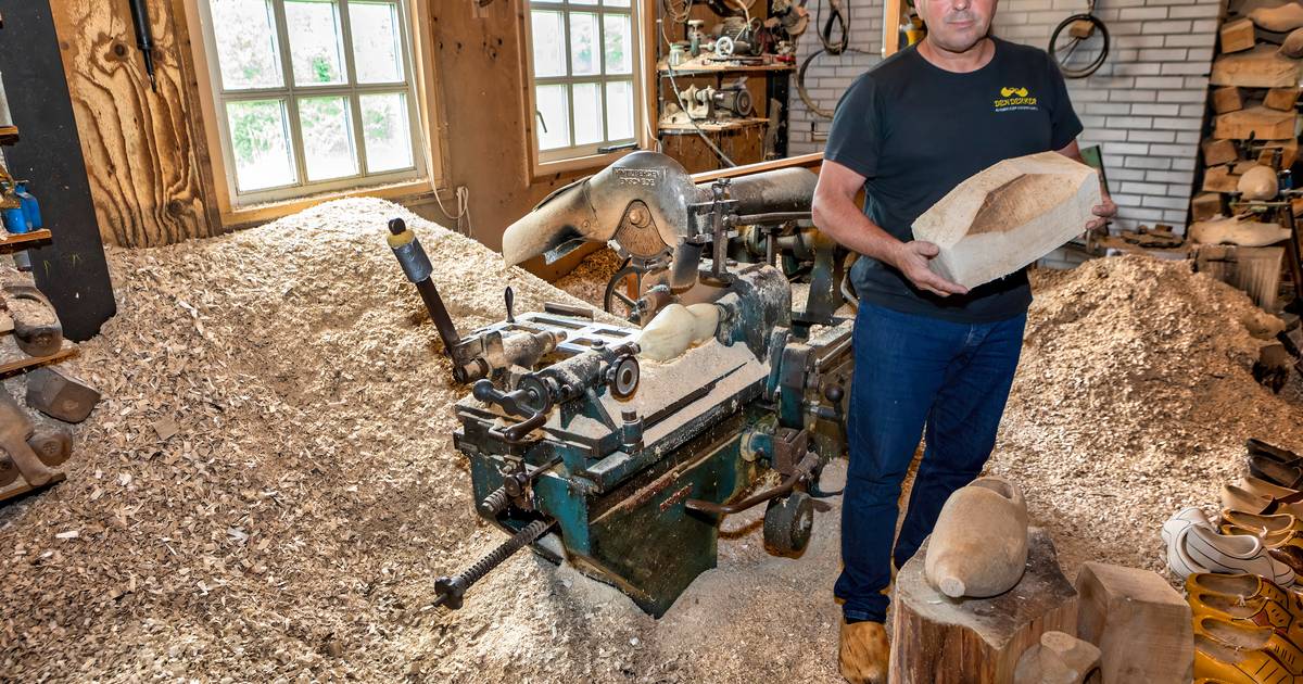 Peter is klompenmaker: ‘degenen die het nog handmatig kunnen, kan ik op twee handen tellen’ | Altena