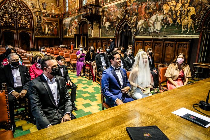 Stefaan Maene en Luba Karpova hadden niet enkel Johan Museeuw als getuige, maar ook onverwacht bezoek van prins Laurent.