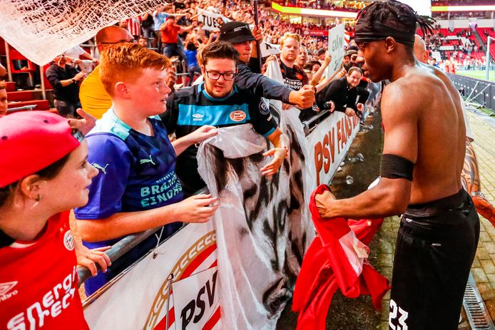 Noni Madueke geeft zijn shirt weg bij PSV, na afloop van het duel.