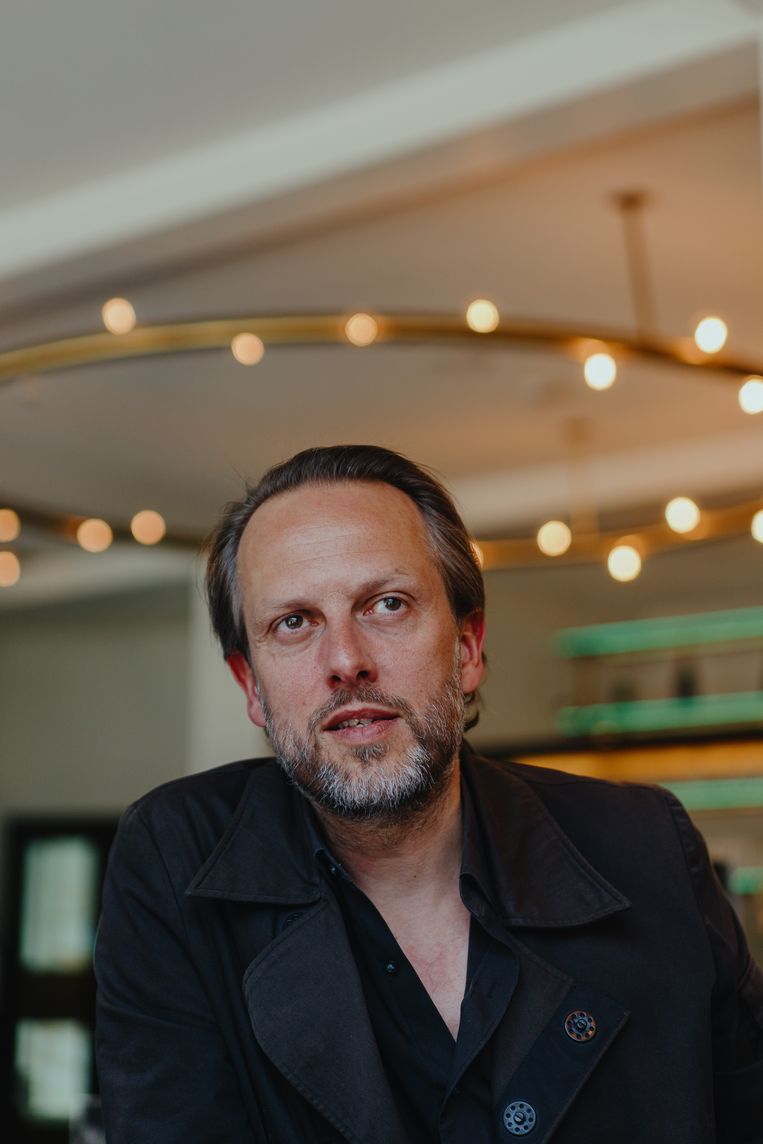Professor en essayist Laurent de Sutter, auteur van 'Narcokapitalisme': 'Dankzij de handel in cocaïne, eind negentiende eeuw, kon de moderne farma-industrie een hoge vlucht nemen.' Beeld Wouter Van Vooren