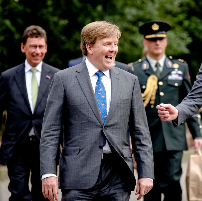 Over Willem-Alexander: Sinds hij koning is draagt hij betere pakken, maar een dandy zal hij nooit worden. Toch is zijn kleding vaak leuker dan we denken. Zo droeg hij naar Burgers Zoo een stropdas met leeuwen en olifanten, daar is over nagedacht.