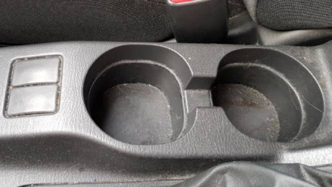 Met deze geniale truc reinig je de bekerhouders in je auto snel en eenvoudig