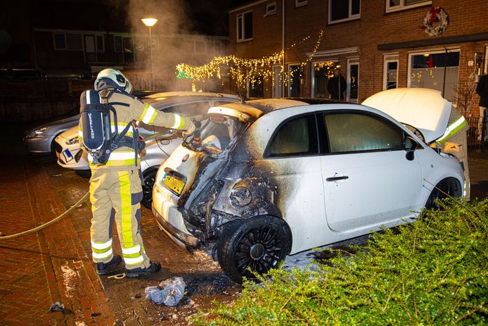 Brandweerlieden konden voor de zoveelste keer aan de slag na een autobrand in Zwolle.