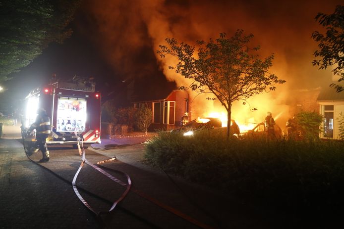 Een brand aan de Geelgors in Boxmeer zorgde in juli voor grote schade aan auto's en woningen.