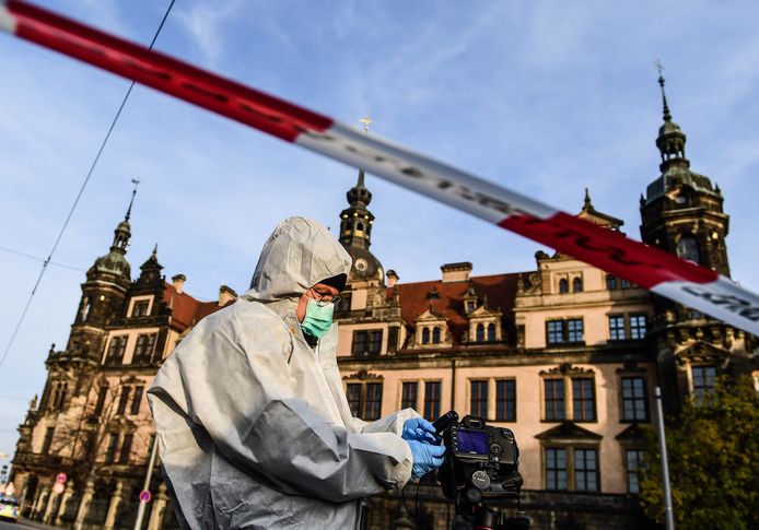 Een forensisch inspecteur onderzoekt de omgeving  waar de spectaculaire roof plaatsvond in de nacht van zondag op maandag.