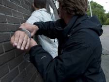 Dordtenaar (17) met mes op zak steelt auto, ramt politieauto en ‘rijdt als een gek weg’