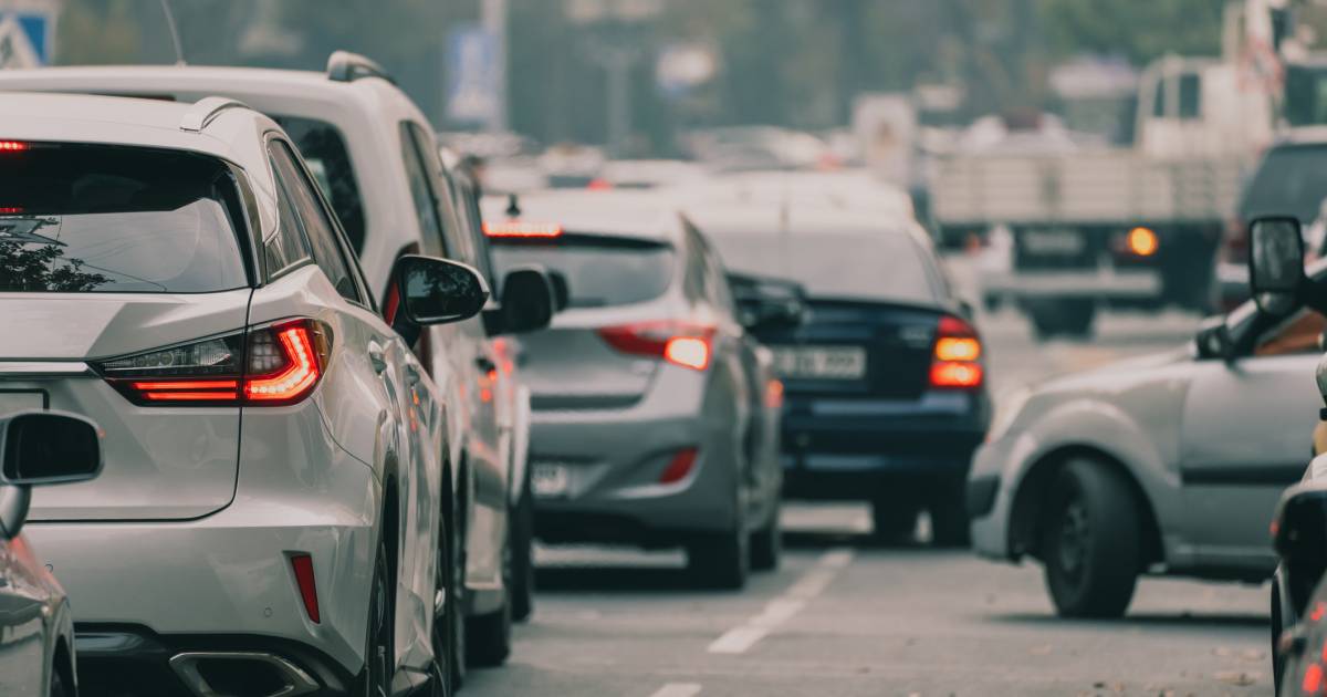 Grote file op A2 na ongeval bij Empel, linkerrijstrook afgesloten.