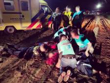 Dronker bestuurder vliegt met trekker en al over de kop