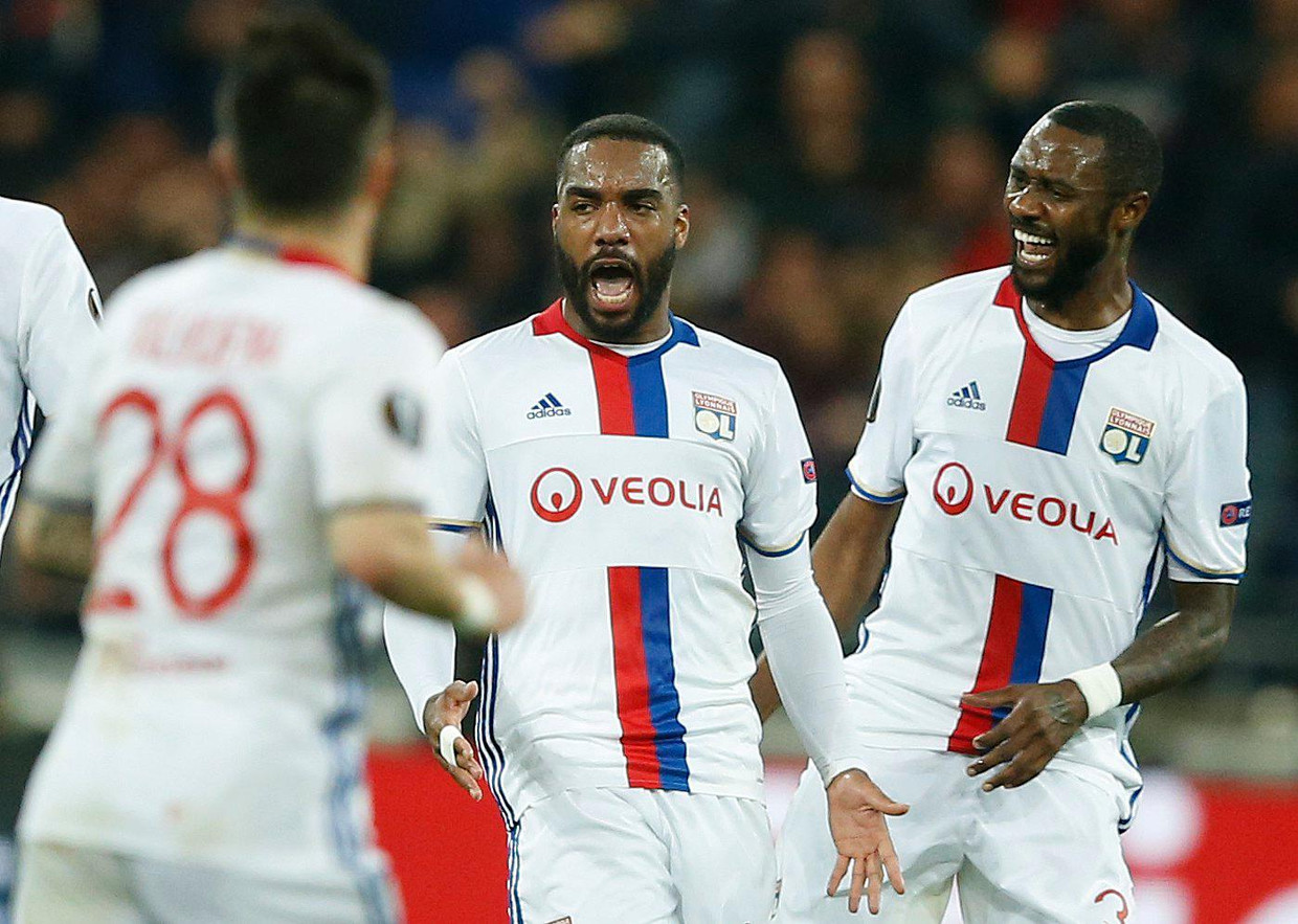 Alexandre Lacazette na het scoren van een doelpunt tegen Ajax Beeld epa