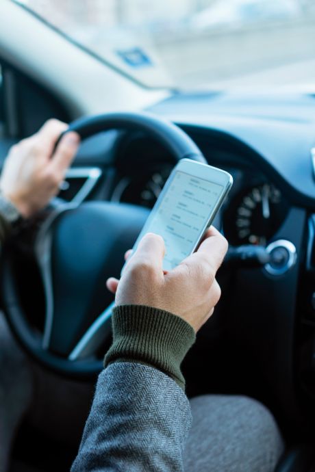 Retrait de permis et amende salée: la police organise une nouvelle action contre la distraction au volant