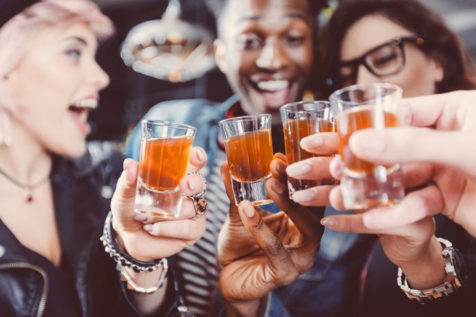 Drinken van alcohol wordt geassocieerd met gezelligheid.