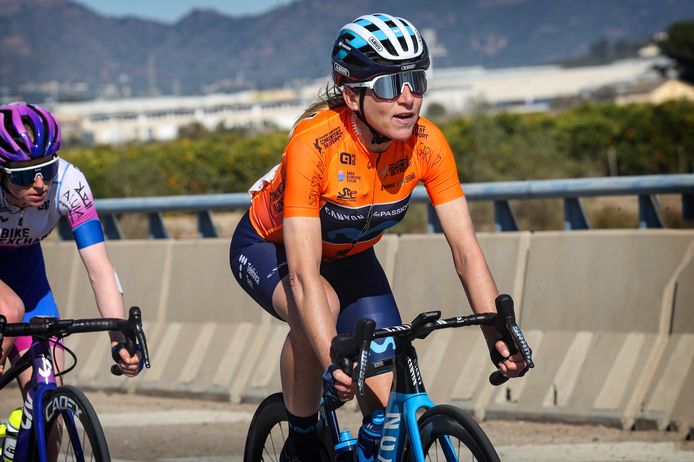Annemiek van Vleuten in de leiderstrui van de Wielerweek van Valencia.