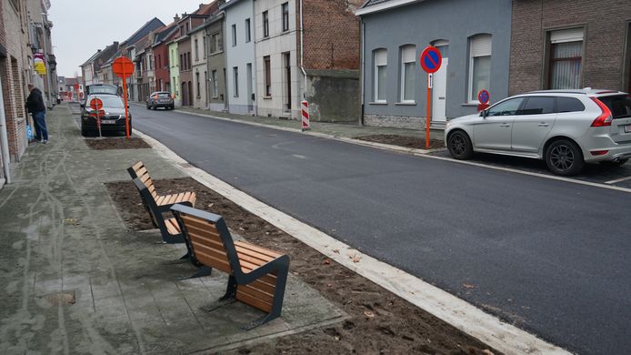 Er verdwenen een aantal parkeerplaatsen maar er zal wel meer groen en ook straatmeubilair in de plaats komen.