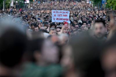 Serviërs massaal de straat op uit protest tegen geweld na massamoorden