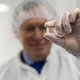 Minister Bruins opent lab dat dure medicijnen kan namaken