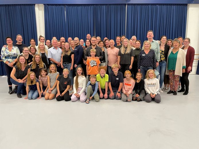 De cast van 'Ciske de Rat'. In het midden Jan Hogeboom en Lucas Boersma die respectievelijk de oudere en de jongere versie van Cis Vrijmoeth spelen.