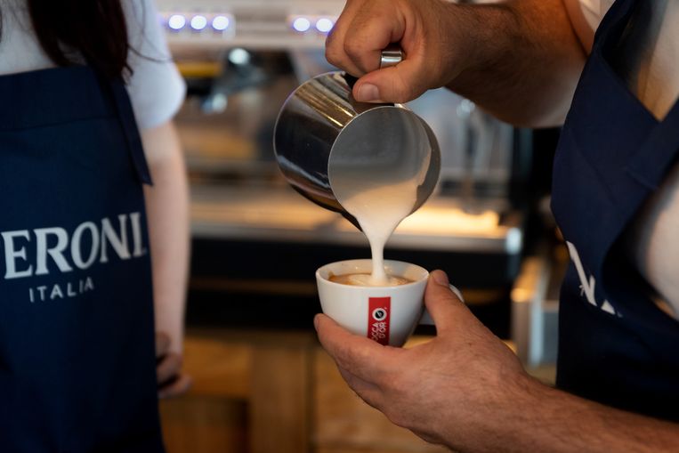 Gastheer Zoran Gavrilovic  leert een medewerker hoe je cappuccino maakt. foto Herman Engbers Beeld Herman Engbers