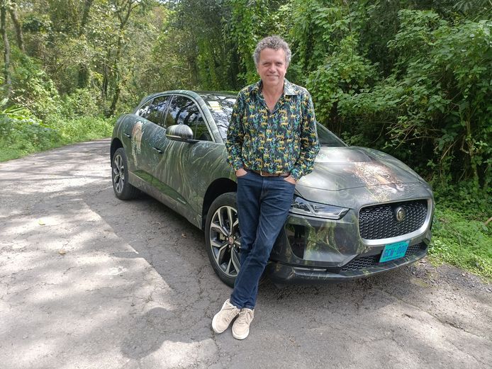 Ed Smit met zijn elektrische Jaguar in schutkleuren in Costa Rica