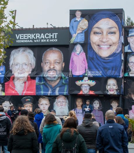 Foto rijke zakenman hangt naast vluchteling aan De Plantage in Veenendaal