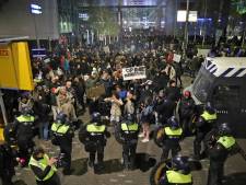 Politie met stenen en zwaar vuurwerk bekogeld bij lawaaiprotest tijdens persconferentie