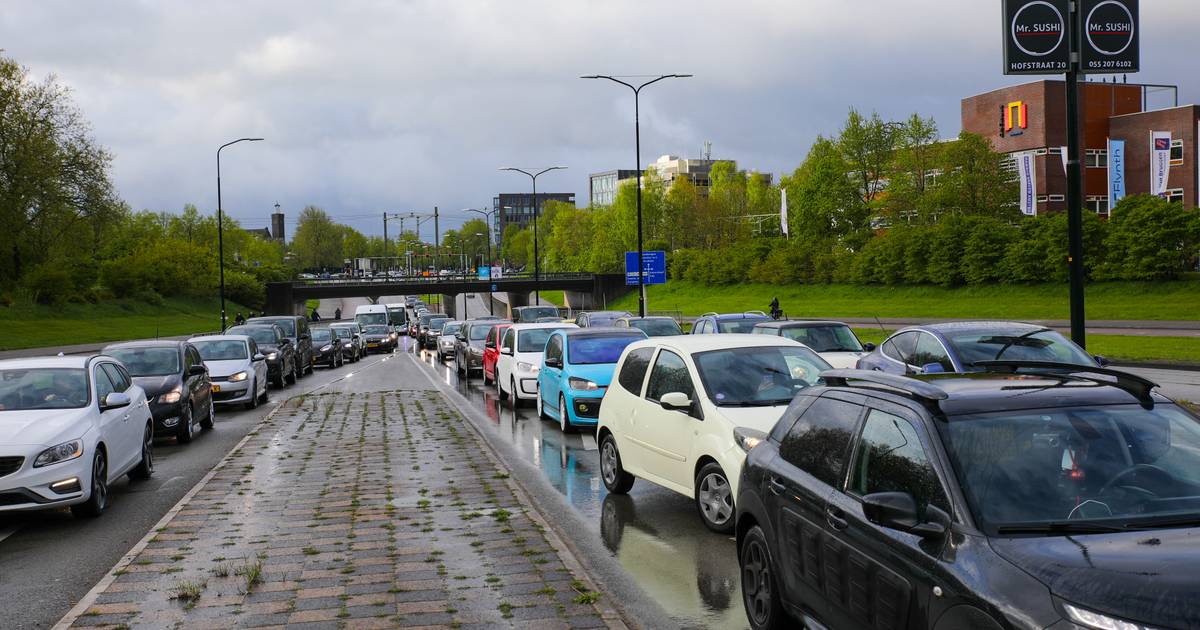 Verkeer rond centrum Apeldoorn loopt vast na ongeluk met auto en fietser.