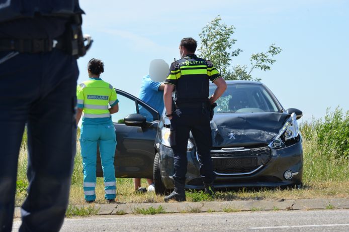 Op de kruising van de Strijpenseweg en de Zevenbergseweg in Etten-Leur zijn zondagmiddag twee auto's op elkaar gebotst.