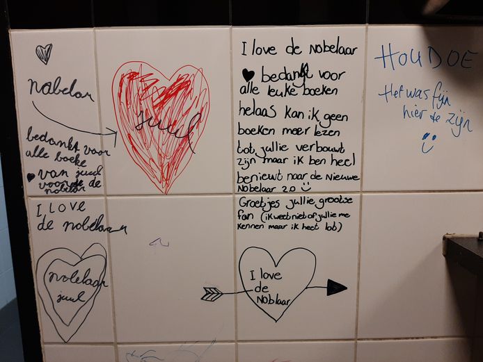 Publiek dat tijdens de Cirkel van het Leven de toiletten bezocht kreeg een stift mee: vlak voor de sloop van het oude cultuurhuis mocht iedereen er op de muren schrijven.