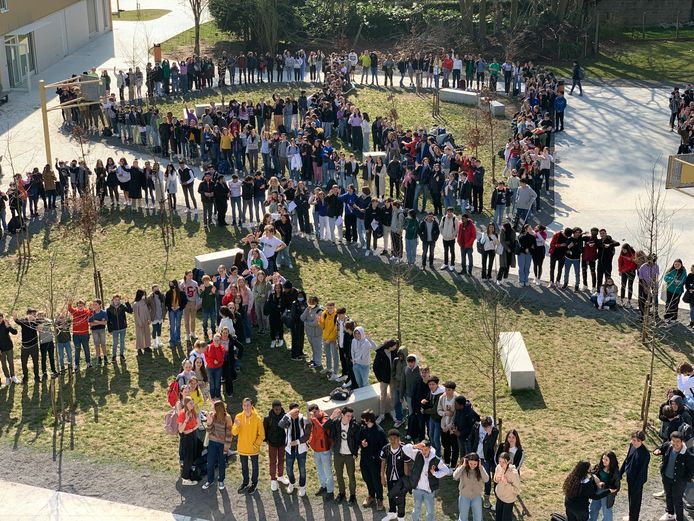 Campus Fenix vormt drie symbolen van vrede op speelplaats  - Grimbergen