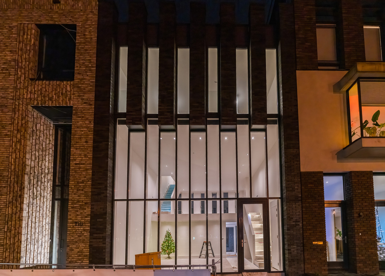 Na 6 jaar brandt er eindelijk licht in ‘huis dat nooit af kwam’ in