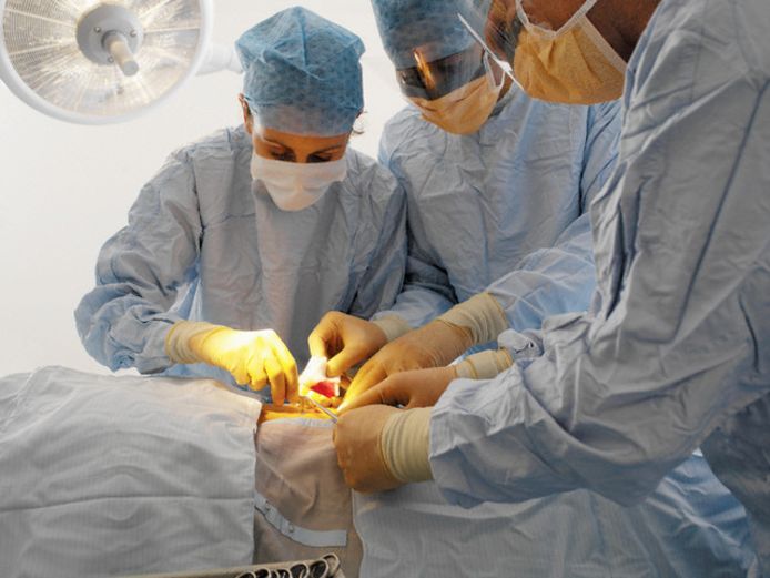 Een team van artsen tijdens een operatie. Archieffoto.