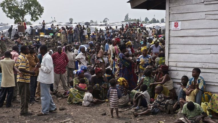 Stromen vluchtelingen uit Congo zoeken onderdak in vluchtelingenkampen. Rwanda wordt ervan verdacht de Congolese rebellen te ondersteunen. Beeld reuters