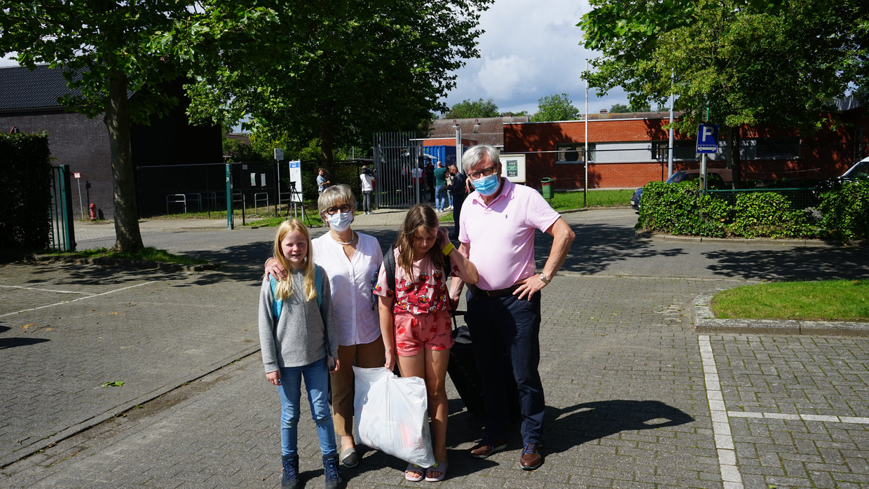 Philippe Ranson en zijn echtgenote kwamen hun twee kleinkinderen van tien en elf jaar ophalen na de stopzetting van het kamp. Beeld Kristof Pieters