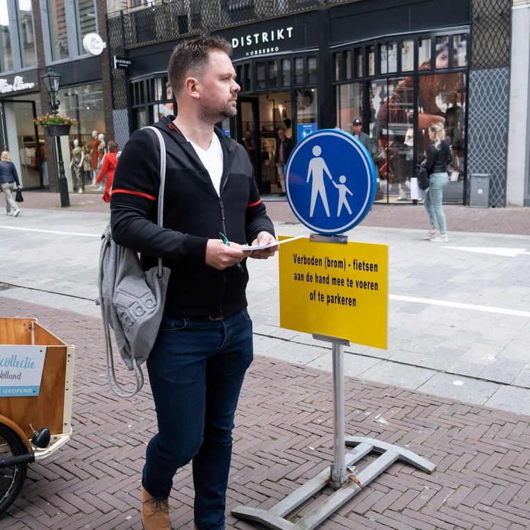 Werknemer Harold Salomons aan de slag in een van de populairste winkelstraten van Alkmaar. Beeld Sabine van Wechem