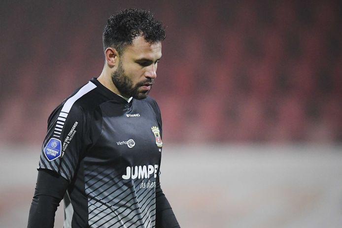De schuldbewuste  Go Ahead Eagles-keeper Warner Hahn.