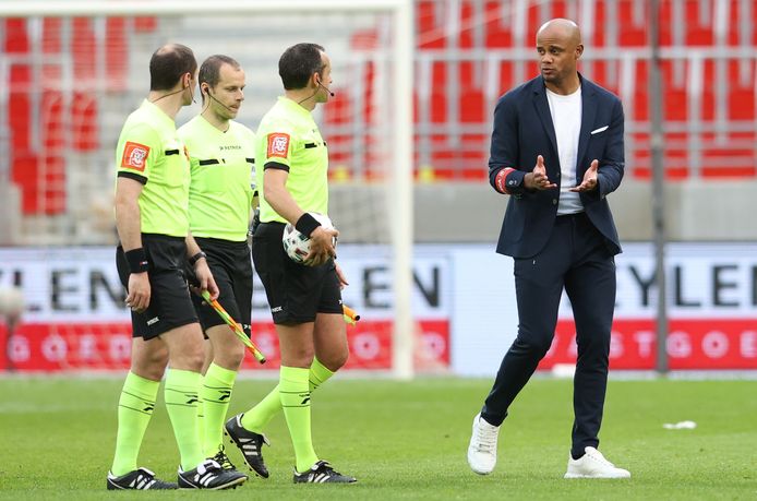 Opvallend beeld na affluiten: Vincent Kompany ging nog een hele poos inpraten op het scheidsrechterlijke trio.