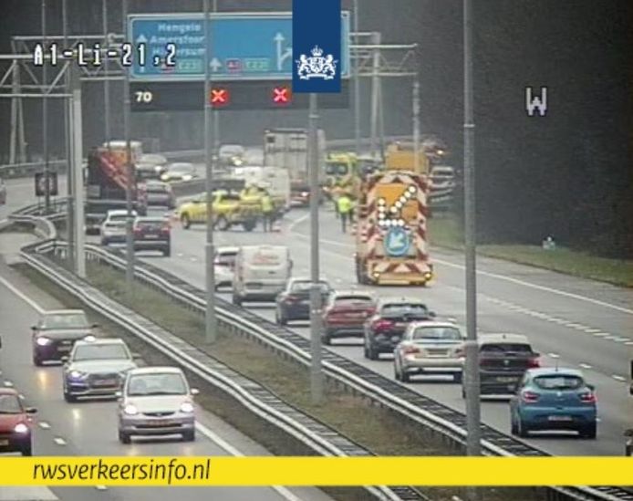 Op de A1 richting Amersfoort is nog maar één rijstrook open door een ongeval bij Naarden. Verkeer moet daarom rekening houden met extra reistijd.